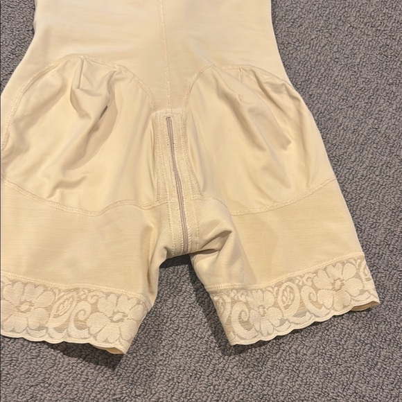 NWT Elegant Beige Shapewear Bodysuit RW1 - Picture 5 of 6